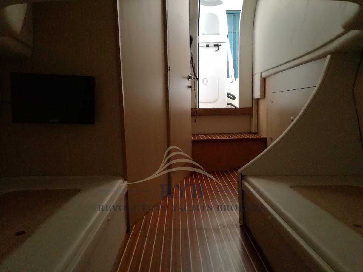 doviboat Shuttle 120 cabin