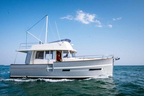 Rhea marine trawler 34 sedan