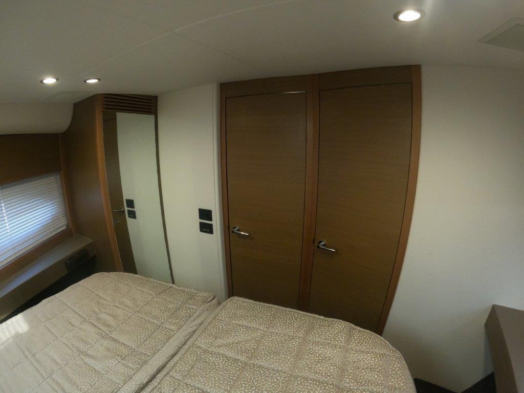 princess yachts V 48 deck saloon (3. Cabin layout)