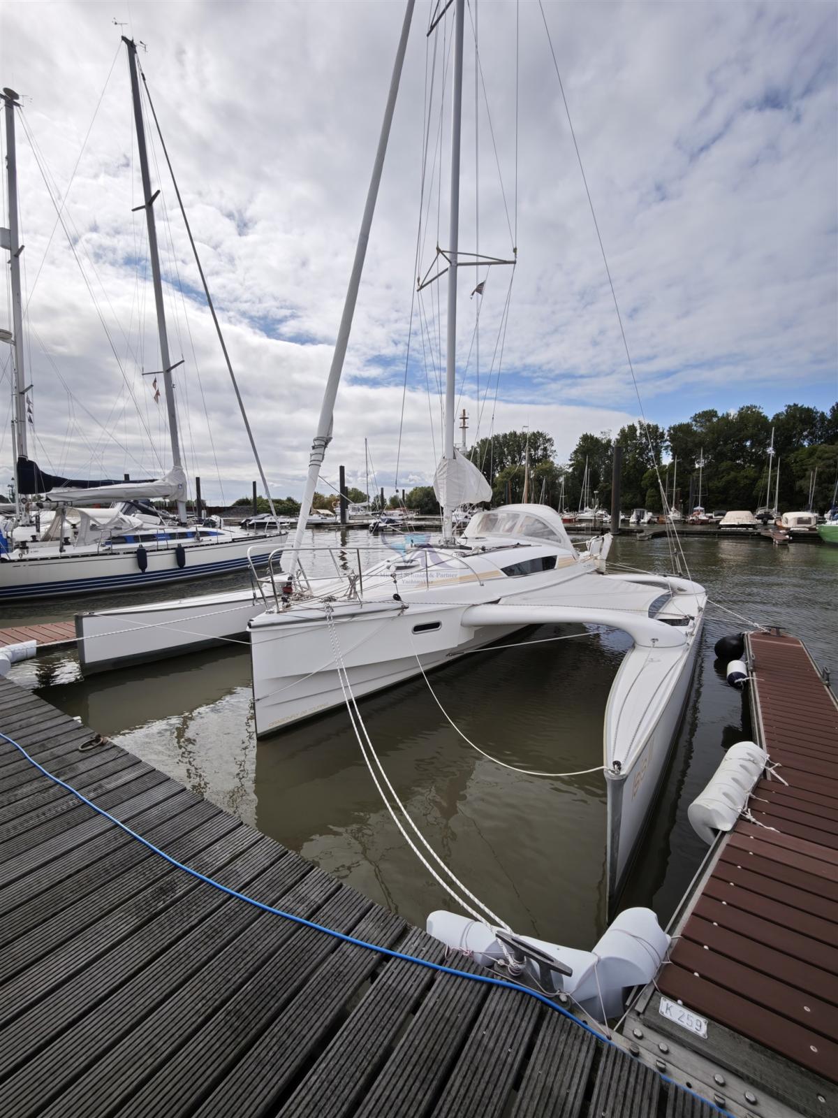 quorning boats Dragonfly 28 swing wing touring