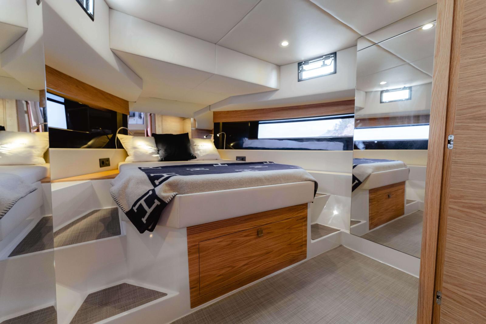 de antonio yachts D50