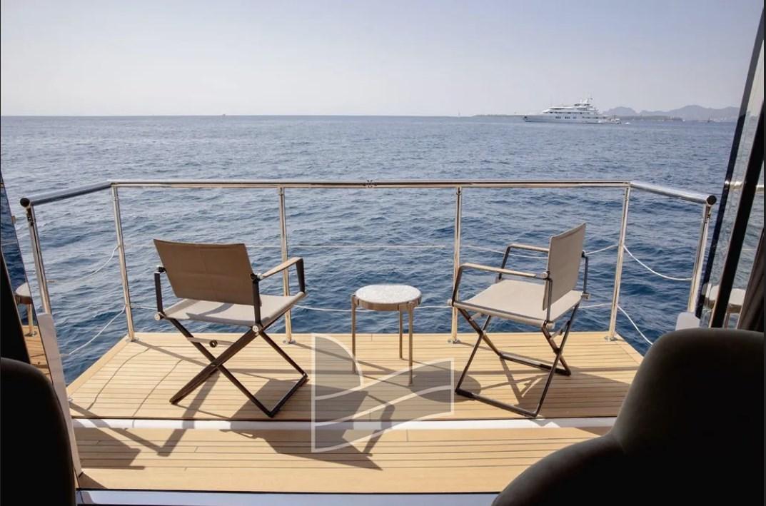 custom line Navetta 33