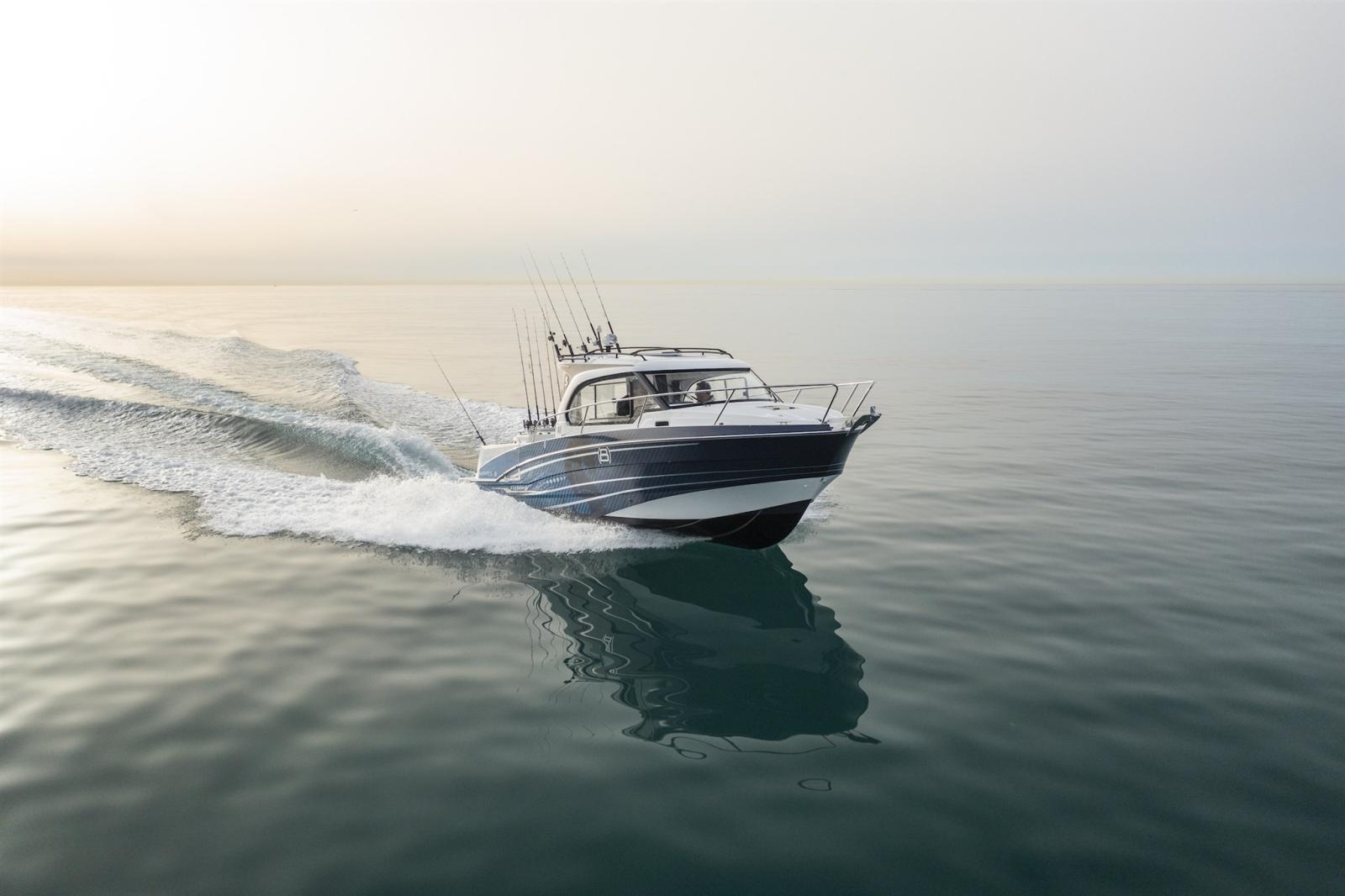 beneteau Antares 8 fishing