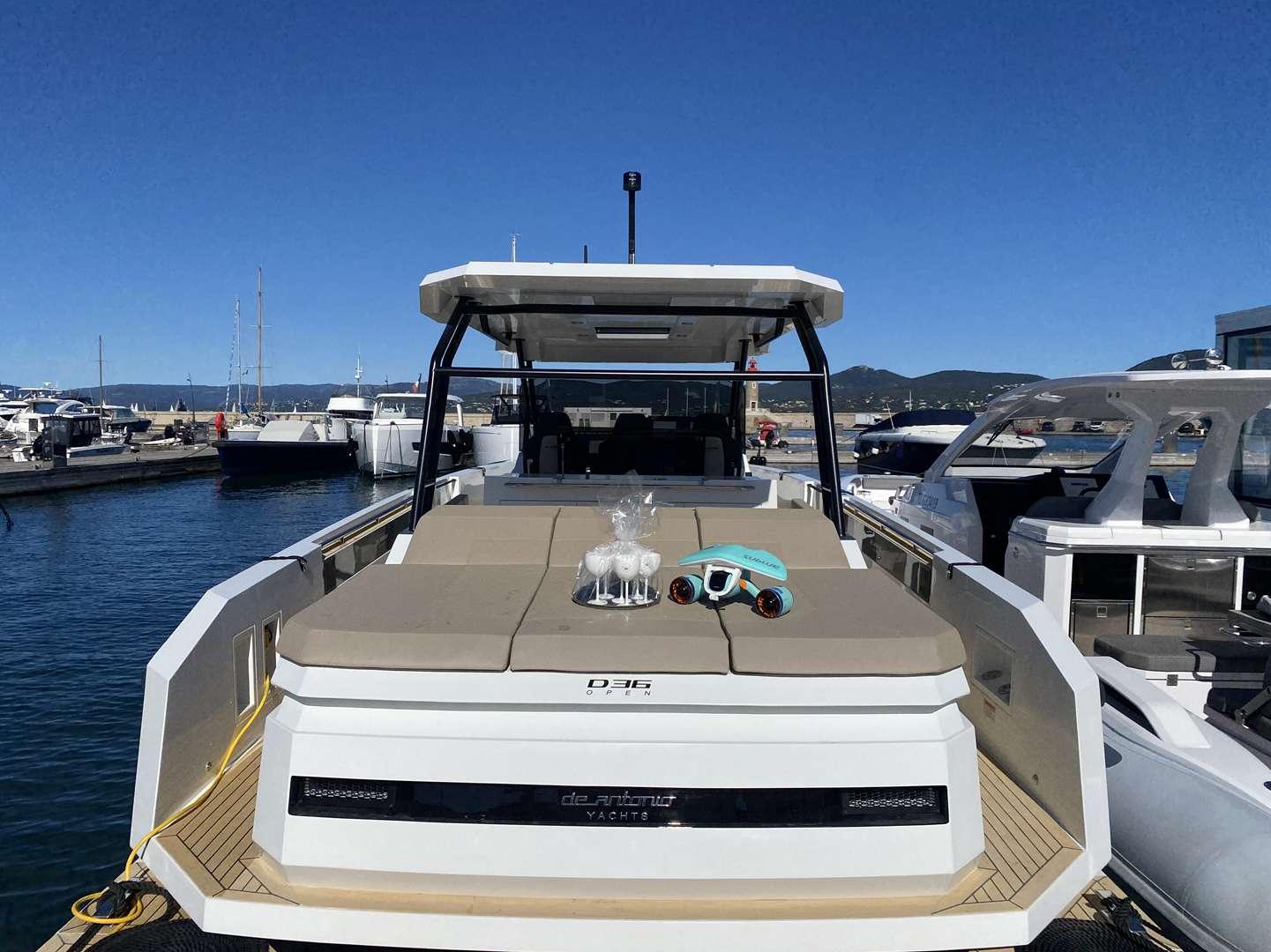 de antonio yachts D36 hard top