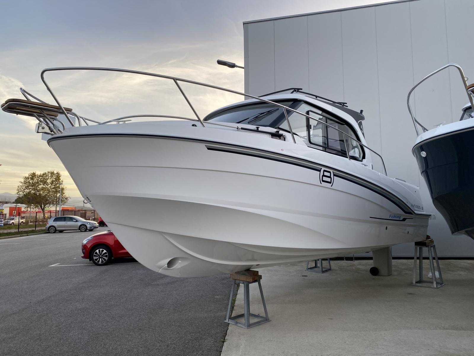 beneteau Antares 8 fishing