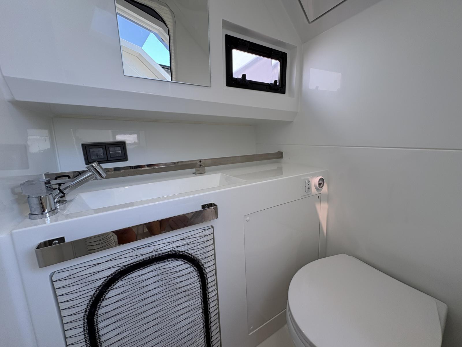 de antonio yachts D32