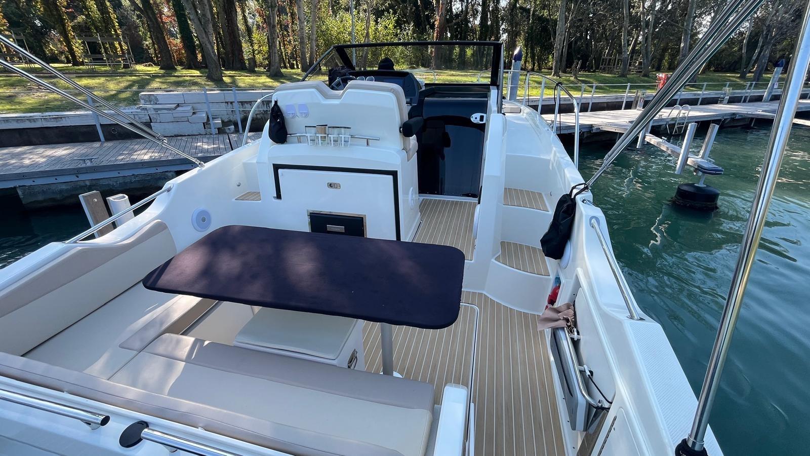 quicksilver Active 875 sundeck