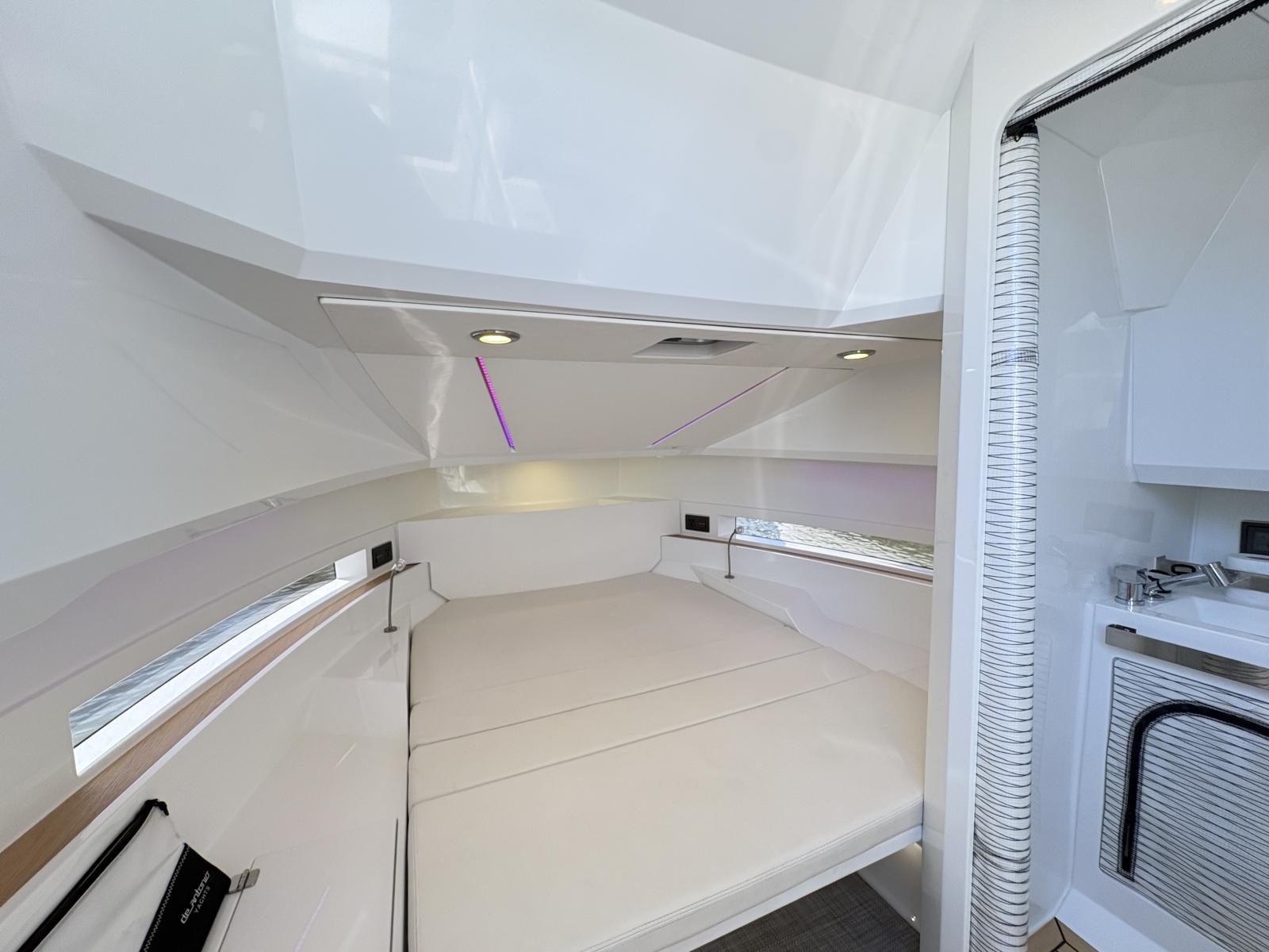 de antonio yachts D32