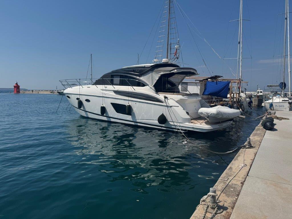princess yachts V 48 deck saloon (3. Cabin layout)