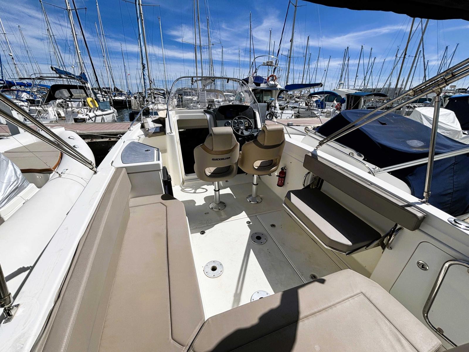 quicksilver Activ 805 sundeck