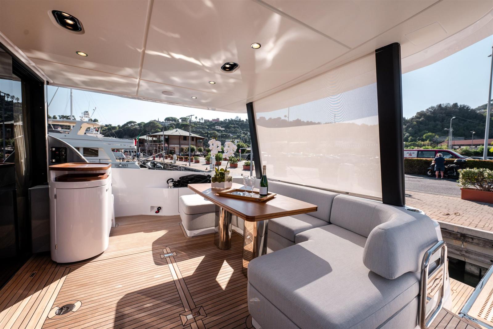 azimut 68 flybridge