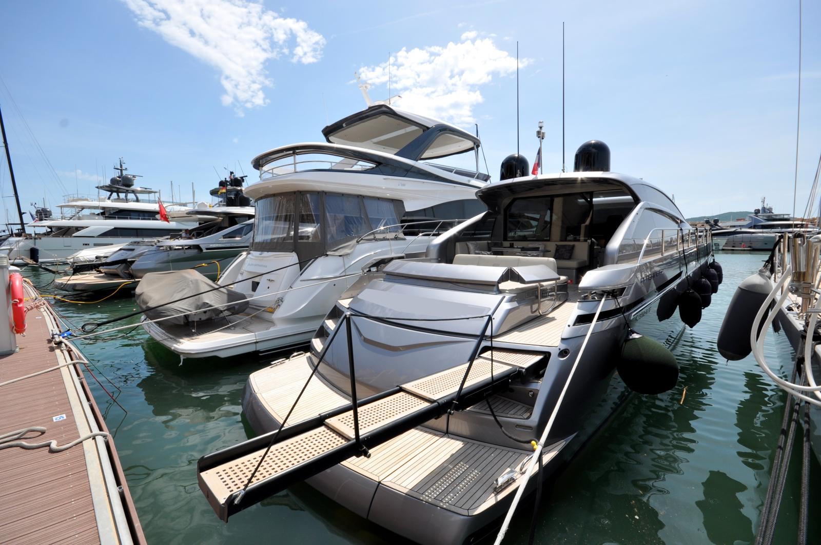 pershing 62