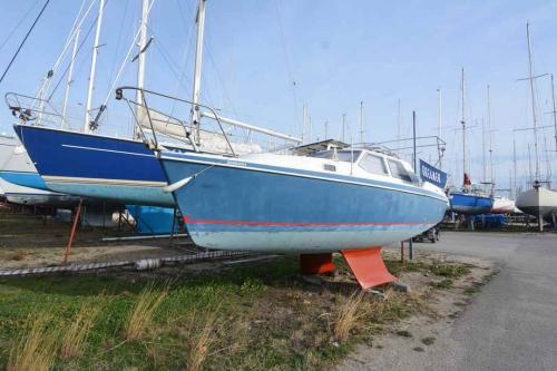 Hunter marine pilot 27 deck saloon