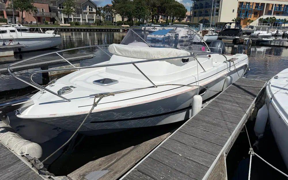 b2 marine 652 cabine cruiser dark line