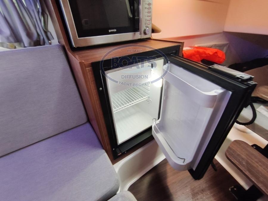 quicksilver Activ 875 sundeck