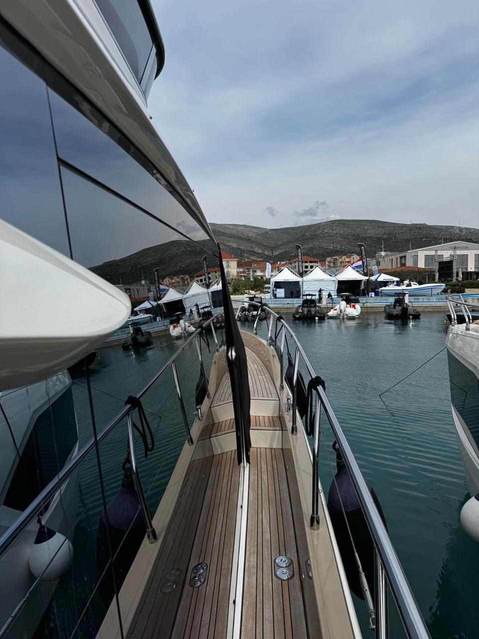 absolute yachts 62 Fly