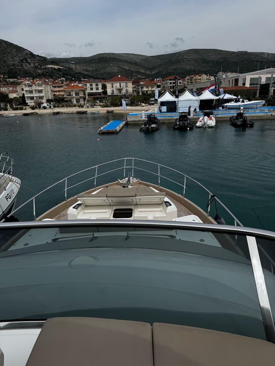 absolute yachts 62 Fly